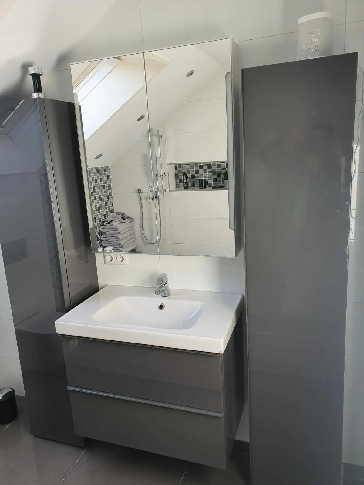 Fertig gestelltes Badezimmer mit Wand- und Bodenfliesen